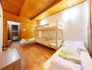 מיטה או מיטות קומותיים בחדר ב-Horská chata Smrekovica