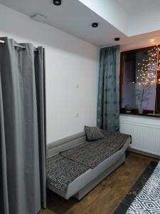 niewielka sypialnia z łóżkiem i oknem w obiekcie Głogów przy Grodzkiej w Głogowie