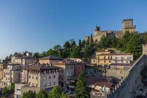 un grupo de edificios en una colina con un castillo en Hotel Cesare, en San Marino