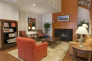 A seating area at Country Inn & Suites by Radisson, Calgary-Northeast