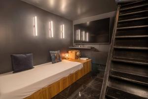 ein kleines Zimmer mit einem Bett und einer Treppe in der Unterkunft Bel appartement pour 4 personnes in Paris