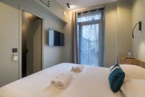ein Schlafzimmer mit einem Bett mit Handtüchern darauf in der Unterkunft Bel appartement pour 4 personnes in Paris