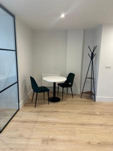 een kamer met een tafel en stoelen en een statief bij Stylish 1 Bedroom Apartment in Purley, Croydon in Londen