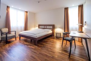 Llit o llits en una habitació de Hotel Schweizerhof Basel