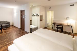 Llit o llits en una habitació de Hotel Schweizerhof Basel