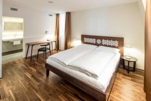 Llit o llits en una habitació de Hotel Schweizerhof Basel