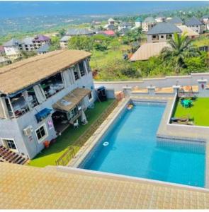 z góry widok na dom z basenem w obiekcie Rizz Park Hotel & Event Center w mieście Nnewi