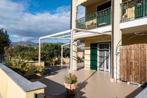 a balcony of a building with plants on it at Casa Tiziana con Piscina privata e parcheggio riservato in Albenga