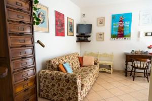 a living room with a couch and a desk at Casa Tiziana con Piscina privata e parcheggio riservato in Albenga