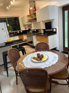 eine Küche mit einem Tisch mit einem Teller Essen drauf in der Unterkunft Casa em São Roque Roteiro do Vinho in São Roque