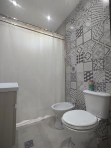 bagno bianco con servizi igienici e lavandino di Entre fincas alojamiento rural a San Rafael