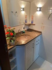 a bathroom with a sink and a mirror at Casa em São Roque Roteiro do Vinho in São Roque +43 photos