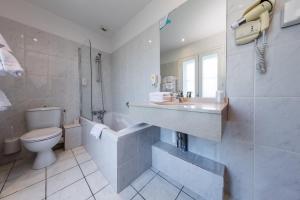 Koupelna v ubytování Noemys Neris Montlucon - hotel restaurant