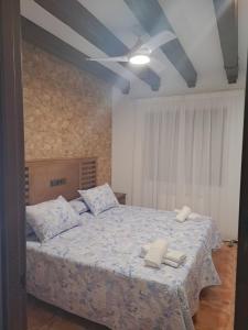 um quarto com uma cama com duas toalhas em Casa Rural La Veguilla em Argés