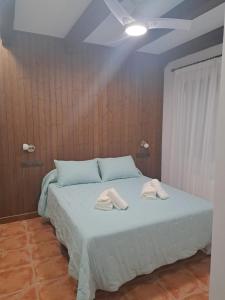 um quarto com uma cama com duas toalhas em Casa Rural La Veguilla em Argés