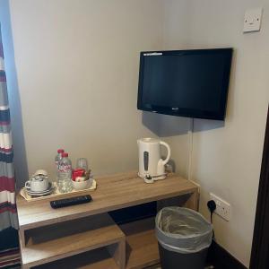 Příslušenství pro přípravu čaje a kávy v ubytování The Yeats County Inn Hotel