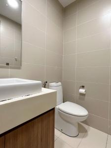 een badkamer met een toilet, een wastafel en een spiegel bij Green Haven 1 Bedroom in Masai