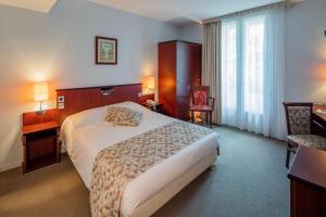 Noemys Neris Montlucon - hotel restaurant tesisinde bir odada yatak veya yataklar