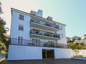 un edificio blanco con balcones. en 15 Combehaven en Salcombe