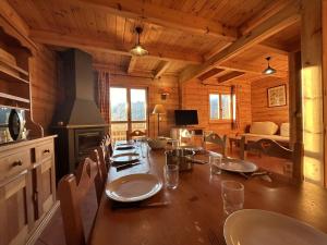 a dining room with a long table in a cabin at Chalet La Joue du Loup, 4 pièces, 8 personnes - FR-1-651-11 in Le Dévoluy