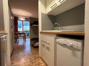 O bucătărie sau chicinetă la Appartement Le Dévoluy, 1 pièce, 4 personnes - FR-1-525-273