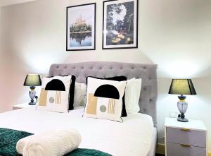 Giường trong phòng chung tại Manchester Apartments by BEVOLVE - City Centre