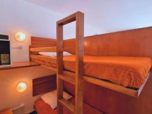 a bunk bed in a small room with a bunk bed in a room at Appartement Le Dévoluy, 1 pièce, 4 personnes - FR-1-525-278 in Le Dévoluy