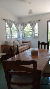 El Cañaveral في كابيلا ديل مونتي: غرفة معيشة مع طاولة خشبية وأريكة