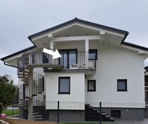 Casa blanca con balcón en GAMSI Apartment - in private house with free parking, en Liubliana