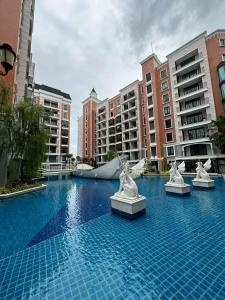 Bazén v ubytování España Condo Resort Pattaya nebo v jeho okolí