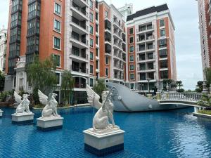 Bazén v ubytování España Condo Resort Pattaya nebo v jeho okolí