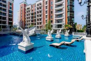 Bazén v ubytování España Condo Resort Pattaya nebo v jeho okolí
