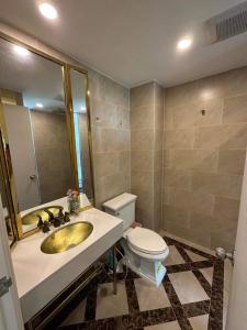 Koupelna v ubytování España Condo Resort Pattaya