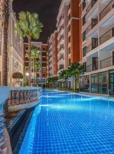 Bazén v ubytování España Condo Resort Pattaya nebo v jeho okolí