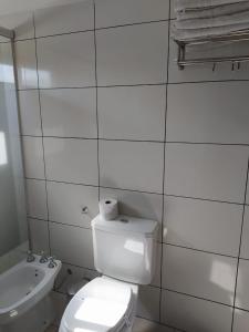 Baño blanco con aseo y lavamanos en Lantonia en Oncativo