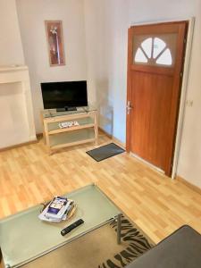 TV a/nebo společenská místnost v ubytování Appartement T3 agréable à Bourbon l'Archambault