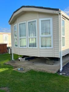 uma pequena casa está sentada na relva em Cuddfan em Llanrhystyd