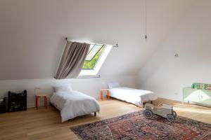ein Schlafzimmer mit 2 Betten und ein Spielzeugauto auf dem Boden in der Unterkunft Villa Léonard in Saint-Étienne-la-Thillaye + 61 Fotos
