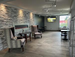 una sala d'attesa con sedie, tavoli e TV di Comfort Inn & Suites a Johnson City