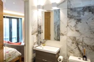 a bathroom with a sink and a mirror at South Downs Studio - bijou hikers hideaway in Old Town