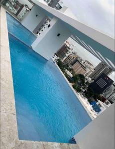 una vista aérea de una gran piscina de agua en un edificio en 1BR Luxury apartment Pool, gym, rooftop Santo Domingo, en Santo Domingo