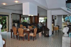 a living room with a wooden table and chairs at B&B Il Resort Dell'Artista in Venetico