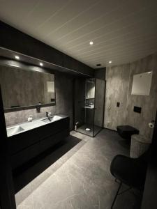 uma casa de banho com uma banheira, um WC e um lavatório. em Arctic Sea Breeze em Kirkenes