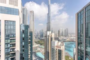 widok na miasto z wysokimi budynkami w obiekcie WeHost - Modern 1BR Close to Burj Khalifa and Dubai Mall w Dubaju