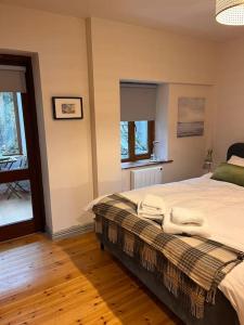 En eller flere senge i et værelse på Roundstone Home with a Harbour and Mountain View