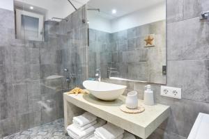 ein Bad mit einem Waschbecken und einer Dusche in der Unterkunft Luxury villa in Kechria in Kechria