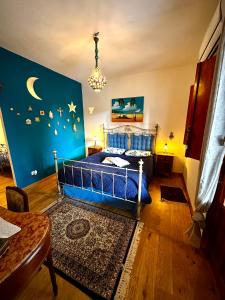 モンデッロにあるCasa Perciata - Locazione Turisticaの青い壁のベッドルーム1室