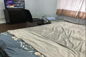 łóżko w pokoju z biurkiem i telewizorem w obiekcie ShayCozyDelux-Room-101 w mieście Pickering