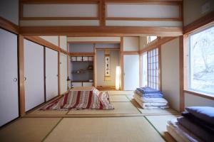 une chambre avec un tapis à l'étage dans l'établissement Tsushima White House, à Tsushima