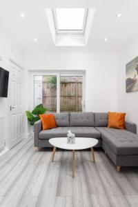 una sala de estar con un sofá y una mesa en Flatzy - Modern 3 Bedroom Home in City Centre, en Liverpool